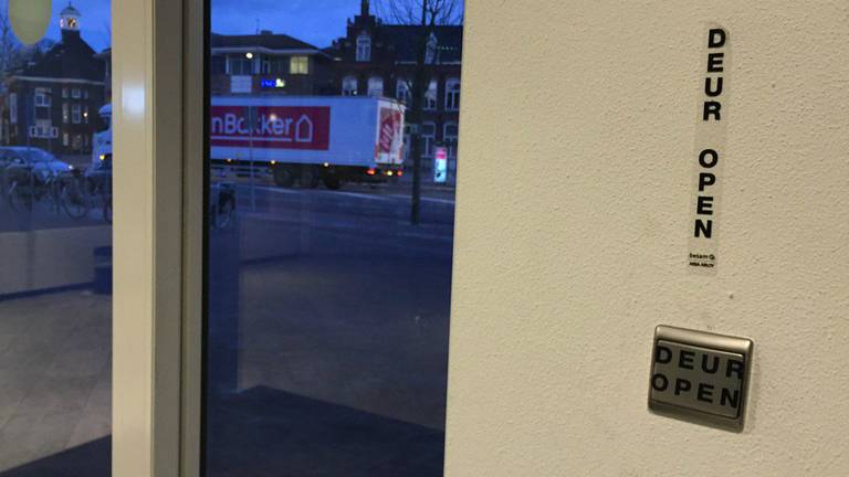 Nee, dat is niet te vinden, zo'n knop. 