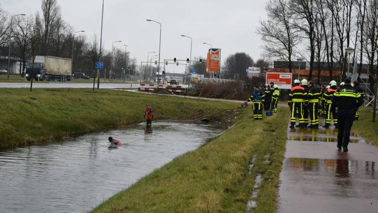 Brandweerduikers zoeken de sloot af naar een slachtoffer (Foto: Alxander Vingerhoeds/Obscura Foto)