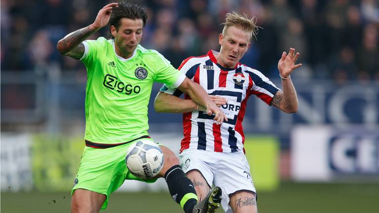 Nick van der Velden (rechts) in duel met Mitchell Dijks. (Foto: Orange Pictures).