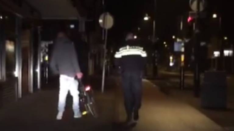 Zatte dief met agent (foto: Politie Eindhoven / Facebook)