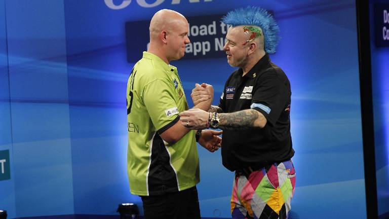 Michael van Gerwen verslaat Peter Wright (foto: Lawrence Lustig / PDC)