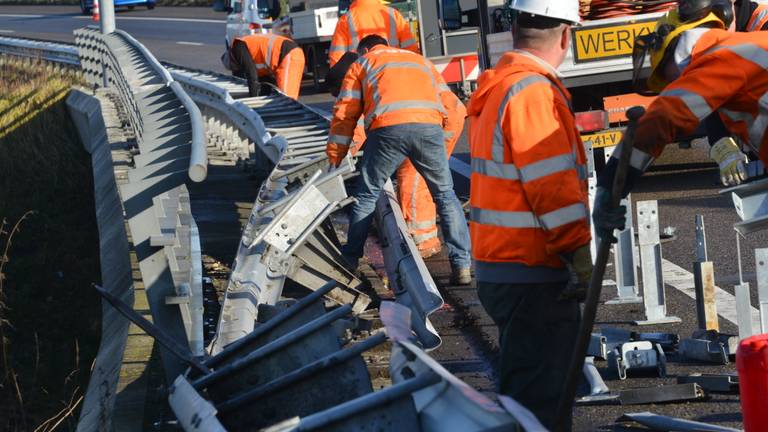 Vrachtwagen verliest brokken puin op A16 bij Breda-Princeville