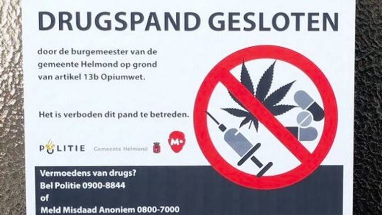 De bekende sticker op een gesloten drugspand (foto: archief) 