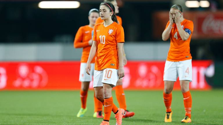 Danielle van de Donk loopt teleurgesteld het veld af. Foto: Orange Pictures