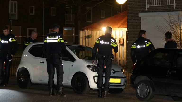 Politie doet ondezoek naar de schietpartij in Oudheusden. (Foto:FPMB/Martijn van Bijnen)