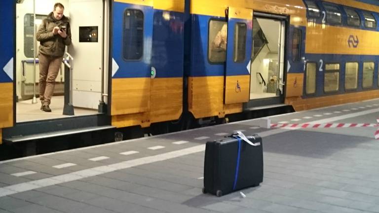 Er stond een achtergelaten koffer op het perron op station Eindhoven. (Foto: Rick Denissen / Stuve F