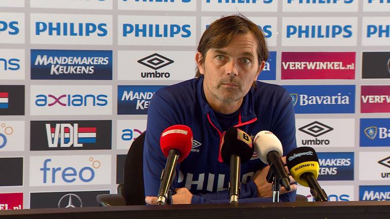 Phillip Cocu tijdens persconferentie. 