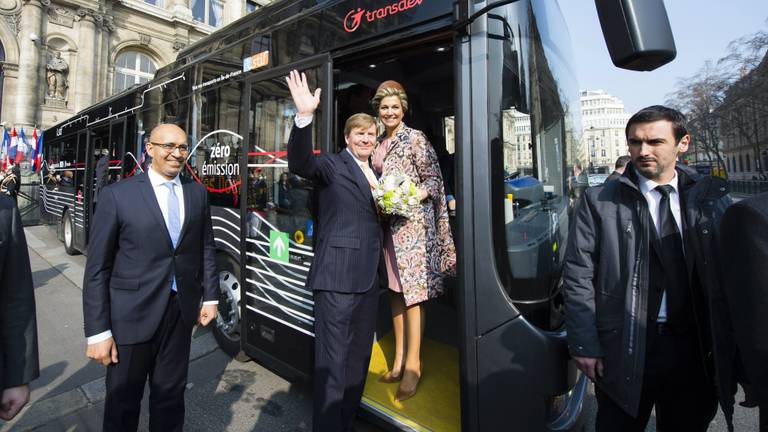 Ebusco gaat tientallen van deze bussen leveren aan Qbuzz. De koning reed in 2016 met zo'n bus door Parijs. (Foto: Ebusco)