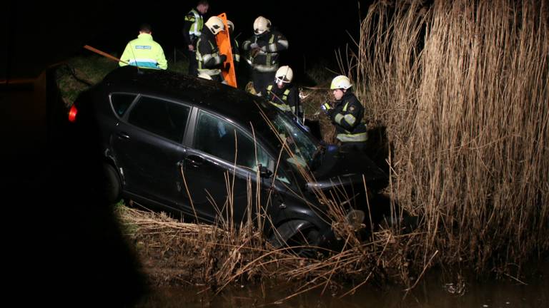 De man lanceerde de auto over de sloot heen. Foto: SK-Media