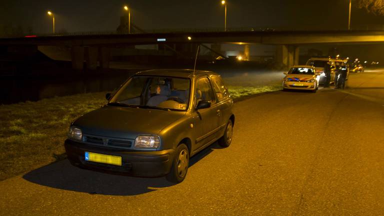 Een koerier werd overvallen op Nijverheidsweg in Oosterhout. (Foto:Marcel van Dorst/SQ Vision )