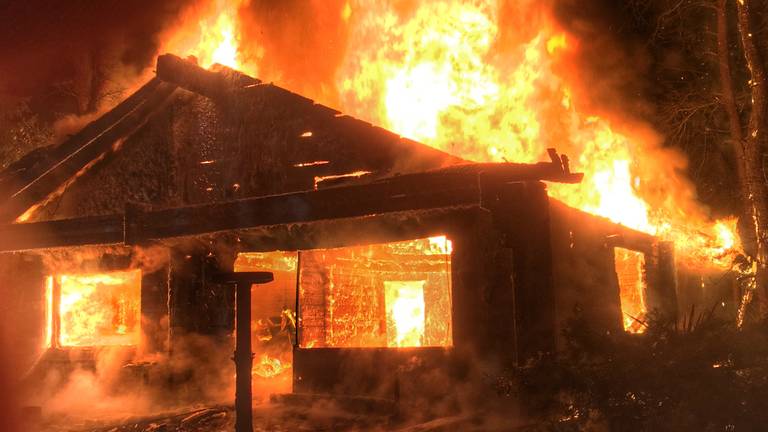 De chalet brandde tot de grond toe af. (Foto: Roel Smits/SQ Vision).