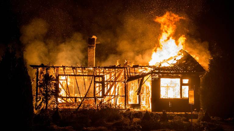 Van het huis bleef alleen de schoorsteen staan. (Foto: Alexander Vingerhoeds/Obscura Foto).