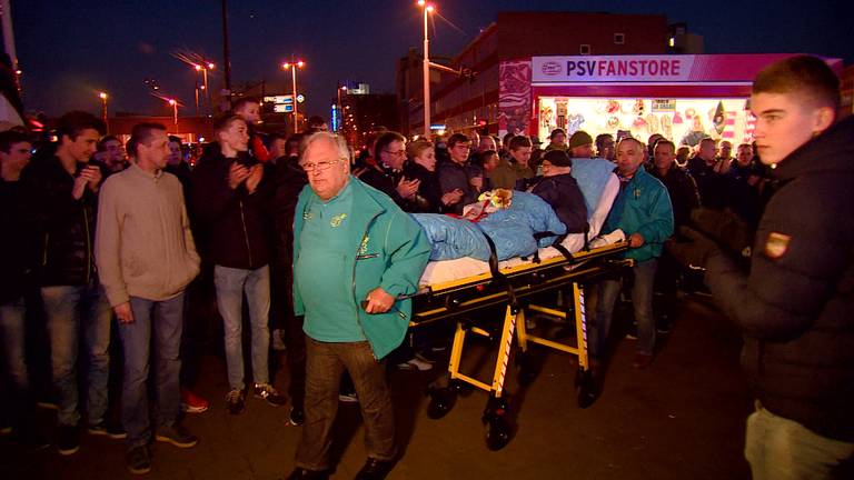 Piet wordt naar het stadion gebracht.