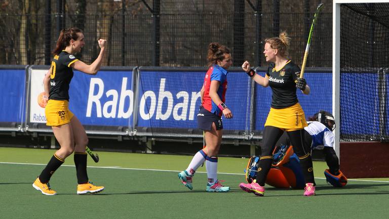 Vera Vorstenbosch scoort de gelijkmaker voor HC Den Bosch (foto: Martijn de Bie)