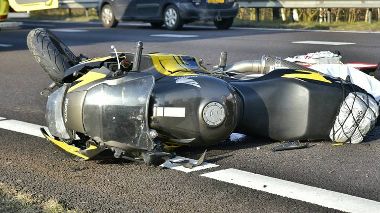 De motor botste met een vrachtwagen en een auto. (Foto: Jules Vorselaars /JV Media)