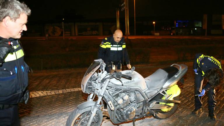 Verdachte motorbrand in Waalwijk. (foto: Erik Haverhals/FPMB)