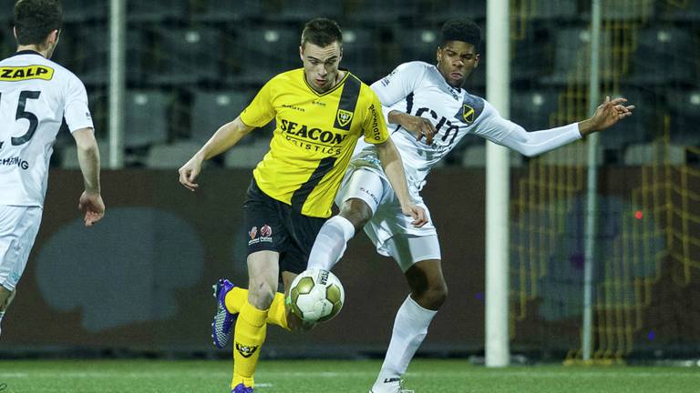 NAC-verdediger Luis Pedro da Silva Ferreira (r.) in duel met Mitchel Paulissen (VVV)