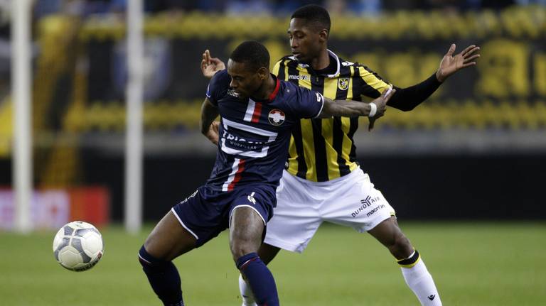 Willem II'er Ondaan schermt de bal af (foto: VI Images)