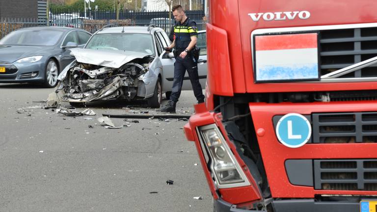 Frontale botsing op de Baarschot in Breda. (foto: Perry Roovers/ SQ Vision)