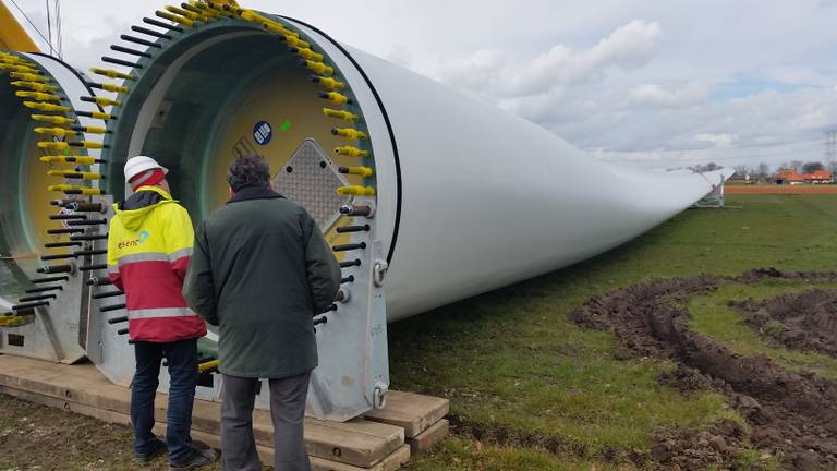 De windmolenonderdelen langs de A58 (foto: Dirk verhoeven) 