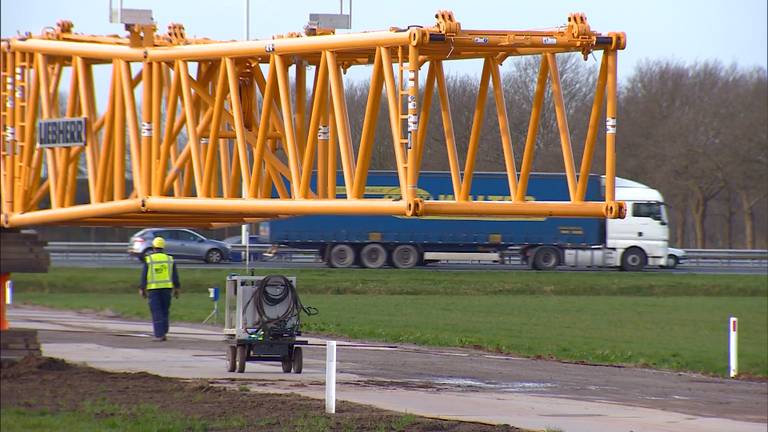 De windmolens komen dichtbij de weg.