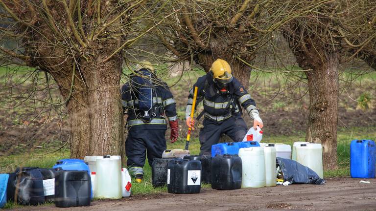 Gedumpt drugsafval in het weiland in Nuenen (foto: SQ Vision Mediaprodukties)