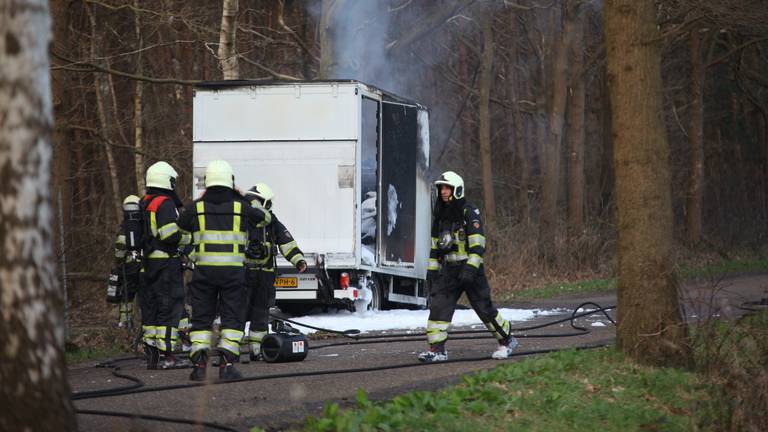 De brandweer bluste het vuur. (Foto: Jeroen Stuve).