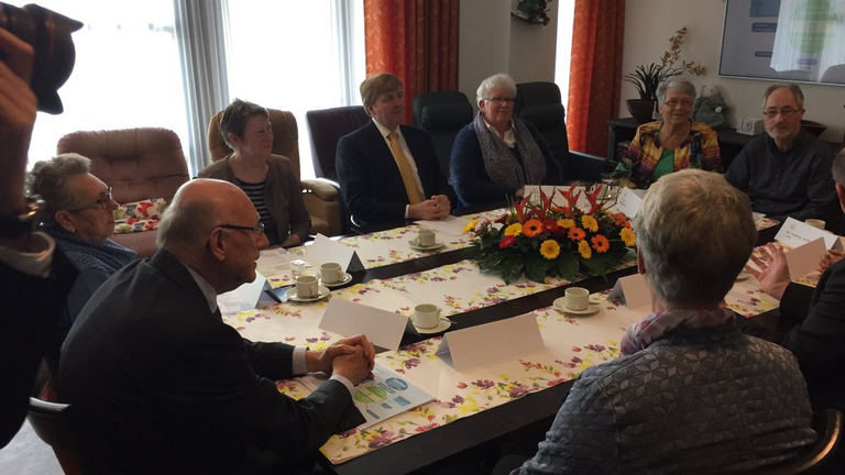 Koning Willem-Alexander brengt verrassingsbezoek aan wijkzusters in Fijnaart