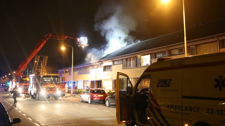 Op de brand kwamen veel hulpdiensten af. (Foto: SQ Vision).