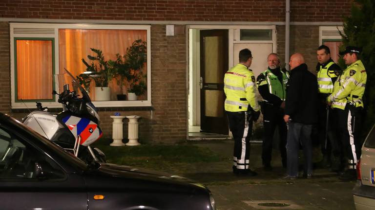 Politie agenten doen onderzoek in het huis aan de Boekweitstraat. (Foto: Gabor Heeres/SQ Vision)