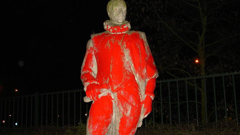 Standbeeld Willem van Oranje besmeurd met rode verf op terrein Willem van Oranje College in Waalwijk