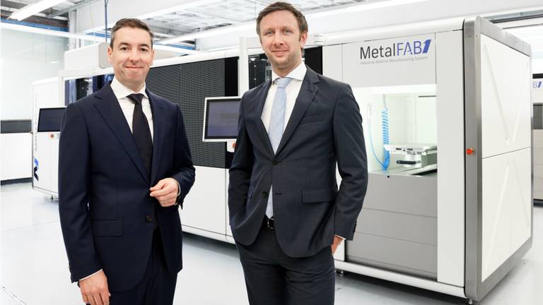 Directeur Daan Kersten (links) naast een 3D-metaalprinter. (Foto: © Additive Industries/Bart van Overbeeke)Directeur Daan Kersten (links) naast de printer. (Foto: Additive Industries/Bart van Overbeeke)