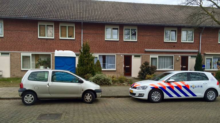 Politiebewaking in huis Eindhoven (Foto: Hans van Hamersveld)