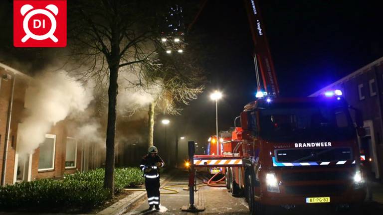 Tien huizen ontruimd bij brand in Schijndel (foto: Sander van Gils/SQ Vision)