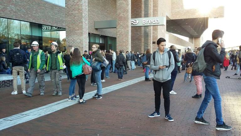 Reizigers buiten het station Breda (Foto Martijn de Bruin/Stuve Fotografie)