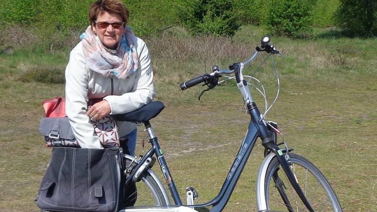 Maria Spee-Swinkels vertrok bijna drie weken geleden op deze fiets. (Foto: familie)