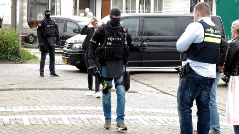 De verdachte werd woensdagmiddag tijdens een recherche-onderzoek neergeschoten