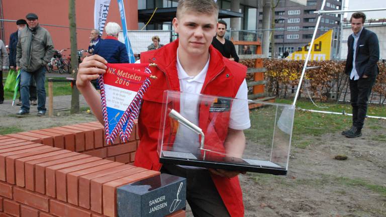 Sander Janssen met zijn Zilveren Troffel (foto: organisatie NK Metselen)