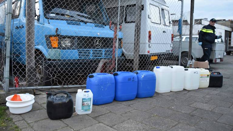 Er werden meerdere vaten gevonden bij het drugslab in Tilburg. Foto: Toby de Kort (De Kort Media)