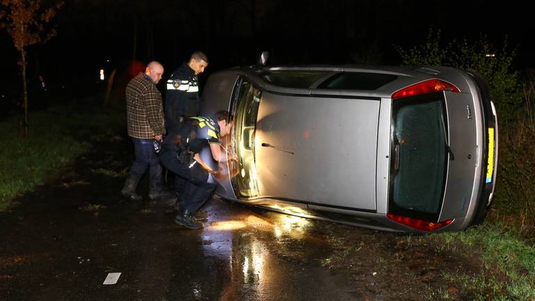 De vrouw raakte gewond toen haar auto op de zijkant terechtkwam. Foto: Sander van Gils / SQ Vision