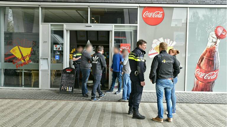 De politie doet onderzoek voor de cafetaria. (Foto: Toby de Kort).