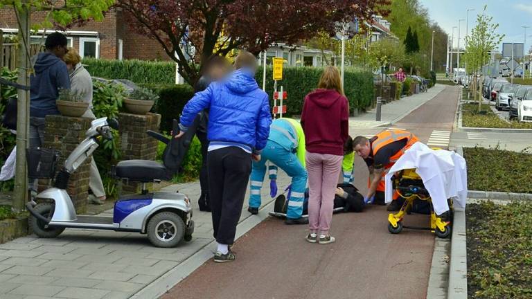 De man in de scootmobiel moest naar het ziekenhuis en is geopereerd. Foto: Diederik Cools/ Stuve Fotografie