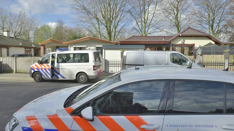 De politie deed ook een inval op een woonwagenkamp. (Foto: Jules Vorselaars/JV Media)