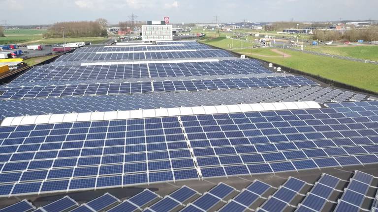 Bijna 3300 zonnepanelen op het dak van Karpack in Roosendaal