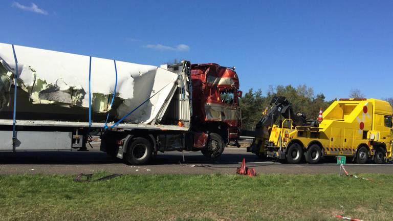 Vrachtwagen wordt geborgen (foto: René van Hoof).