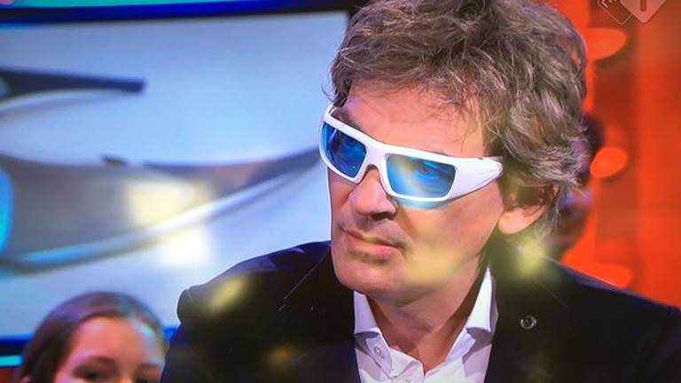 Matthijs test lichtbril van Ranomi tijdens DWDD (foto: Ranomi Kromowidjojo/Twitter)