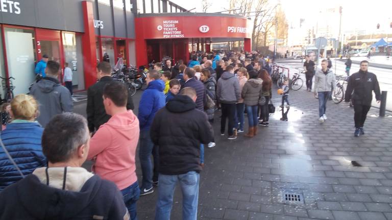 Lange rij voor de fanshop van PSV. (Foto: Jan-Willem Waterdrinker)