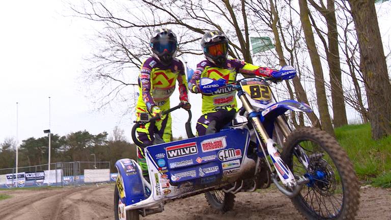 De broers Etienne en Robbie Bax nog samen op een crossmotor. 