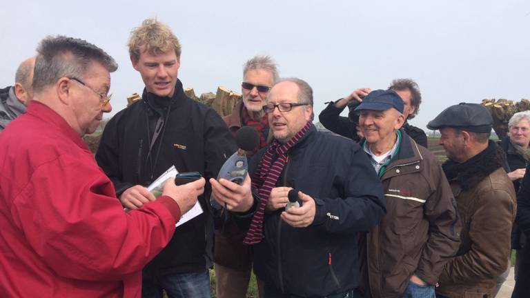 Inwoners van Klundert meten het geluid van windmolens (foto: Daisy Schalkens)