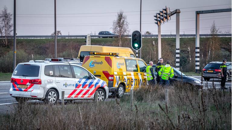 De inzittenden van twee auto's kregen ruzie. (Foto: Rob Engelaar/Infocus Media).